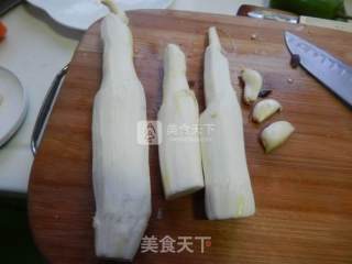 茭白炒蛋皮的做法步骤：1