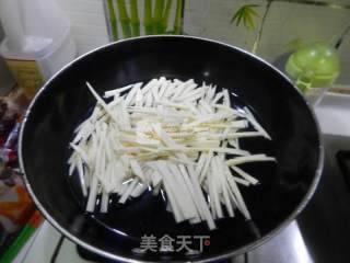 茭白炒蛋皮的做法步骤：3