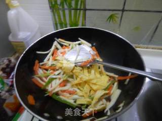 茭白炒蛋皮的做法步骤：11