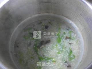 生菜皮蛋大米粥的做法步骤：10