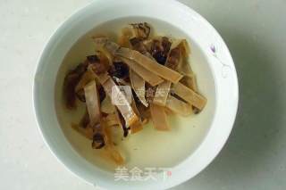 墨鱼干鹌鹑蛋红烧肉的做法步骤：1