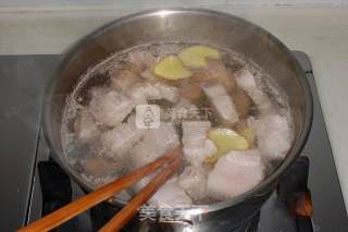 墨鱼干鹌鹑蛋红烧肉的做法步骤：2