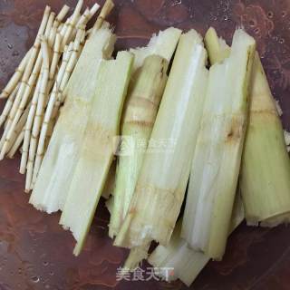 竹蔗茅根排骨汤的做法步骤：1