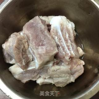 竹蔗茅根排骨汤的做法步骤：2