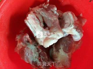 胡萝卜玉米大骨汤的做法步骤：1