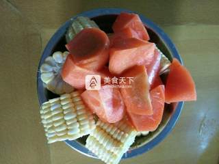 胡萝卜玉米大骨汤的做法步骤：3