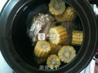 胡萝卜玉米大骨汤的做法步骤：9