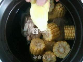 胡萝卜玉米大骨汤的做法步骤：10