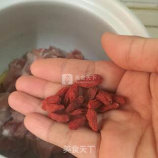 红枣枸杞大骨汤的做法步骤：3