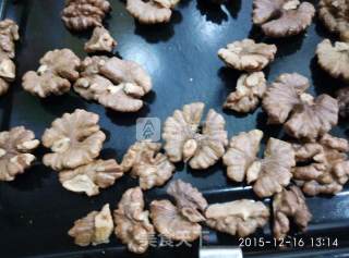 霜糖核桃的做法步骤：1