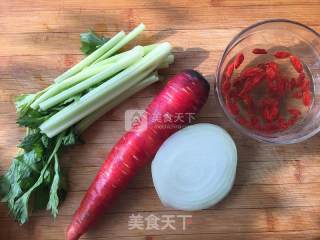 枸杞洋葱饮的做法