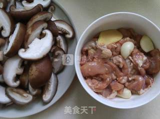 香菇鸡腿肉饭的做法步骤：2