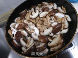 香菇鸡腿肉饭的做法步骤：3