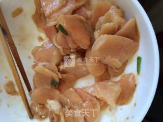 萝卜干炒鸡胸肉的做法步骤：2