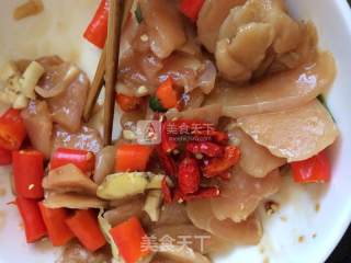 萝卜干炒鸡胸肉的做法步骤：4