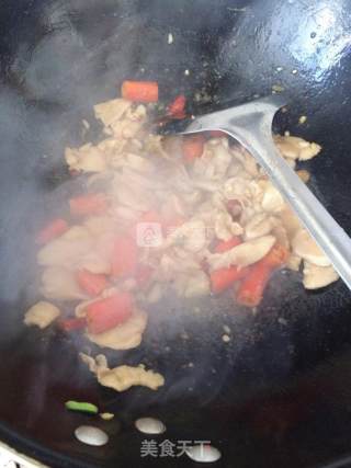 萝卜干炒鸡胸肉的做法步骤：5