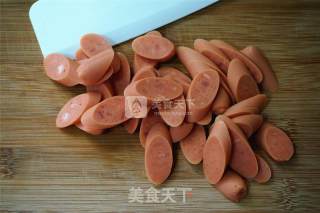 西兰花炒火腿肠的做法步骤：1