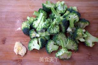 西兰花炒火腿肠的做法步骤：2