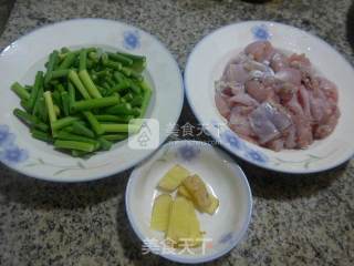 蒜薹炒牛蛙的做法步骤：1