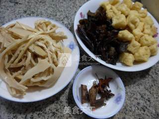 黑木耳小油豆腐烧水笋的做法步骤：1