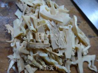 黑木耳小油豆腐烧水笋的做法步骤：2