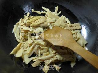 黑木耳小油豆腐烧水笋的做法步骤：3