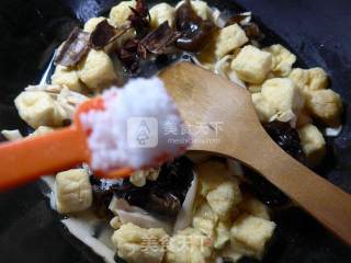 黑木耳小油豆腐烧水笋的做法步骤：8