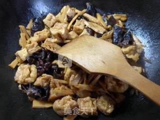 黑木耳小油豆腐烧水笋的做法步骤：10
