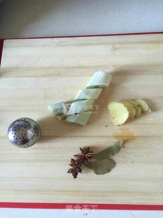 金线莲山药排骨汤的做法步骤：2