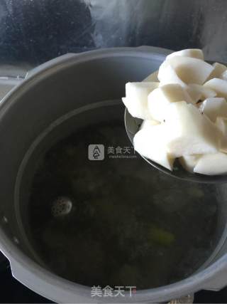 金线莲山药排骨汤的做法步骤：5