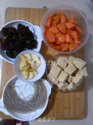 胡萝卜酱香冻豆腐的做法步骤：1