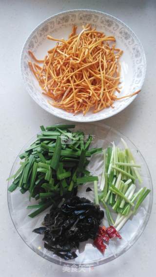 虫草花木耳炒韭菜的做法步骤：1