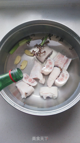 海带黄豆猪蹄汤的做法步骤：2