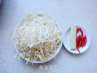 酸辣绿豆芽的做法步骤：1