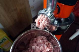 自制黑椒脆皮肠的做法步骤：2
