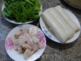 猪肉菠菜年糕汤的做法步骤：1