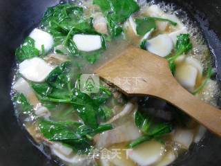 猪肉菠菜年糕汤的做法步骤：6
