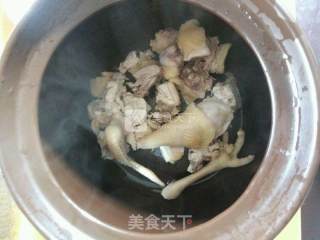 当归党参老母鸡汤的做法步骤：4