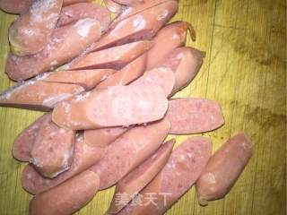 蒜薹炒脆皮肠的做法步骤：3