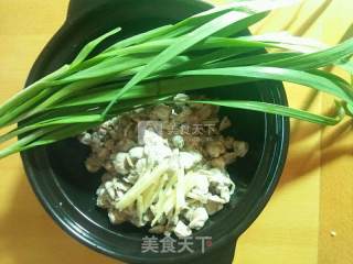 韭菜炒蛤蜊肉的做法步骤：1