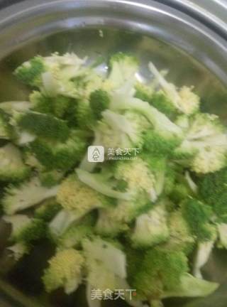 西兰花炒肉的做法步骤：1