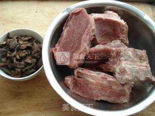 榛蘑脊骨汤的做法步骤：1