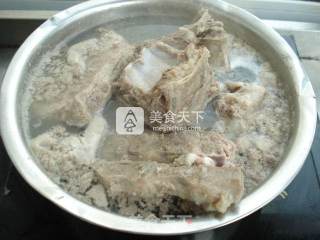 榛蘑脊骨汤的做法步骤：3