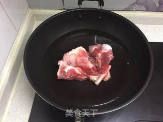 萝卜黄豆棒骨汤的做法步骤：1