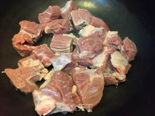 牛肉炖土豆的做法步骤：2