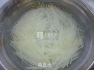 凉拌酸辣土豆丝的做法步骤：6