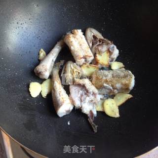 沙丁鱼汤的做法步骤：2
