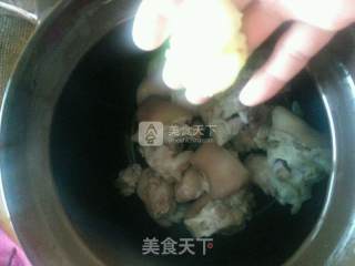 海带荸荠猪脚汤的做法步骤：7