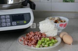 火腿粒蛋炒饭的做法步骤：1