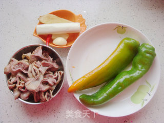 青椒炒猪肠的做法步骤：1